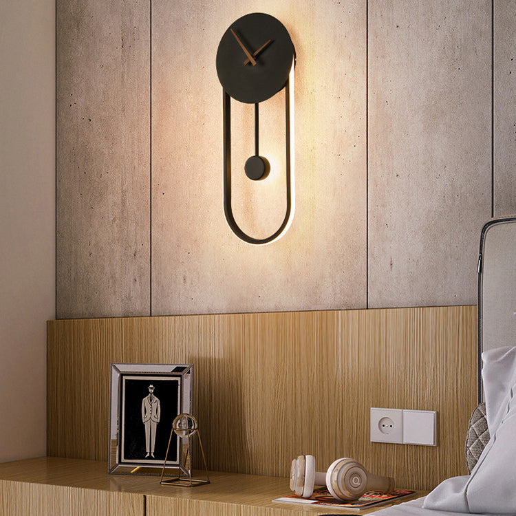 Skandynawska owalna lampa ścienna LED z motywem zegara