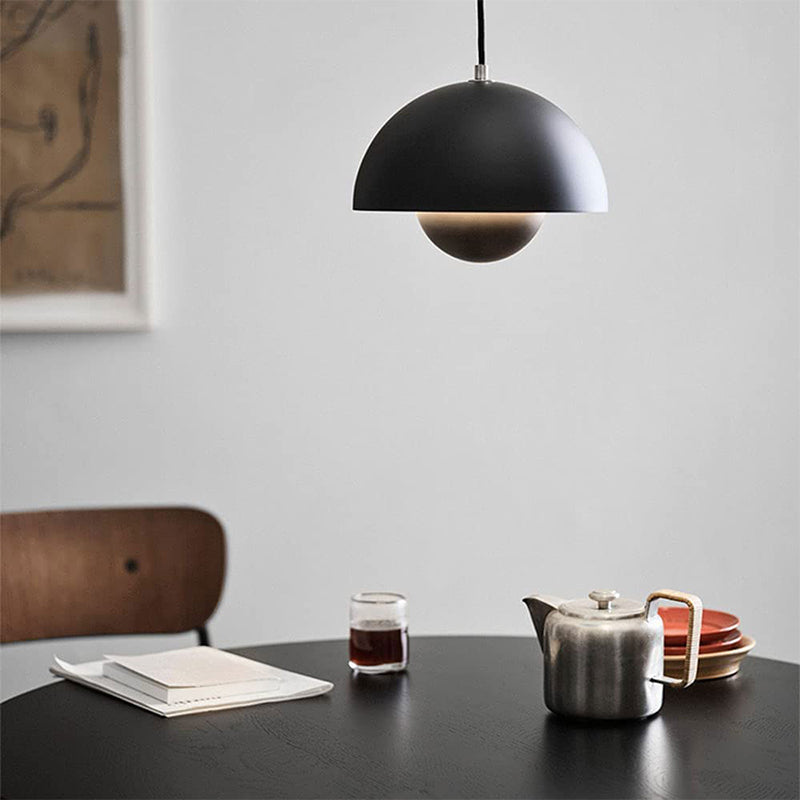Nowoczesna lampa wisząca z unoszącym się kulistym blaskiem