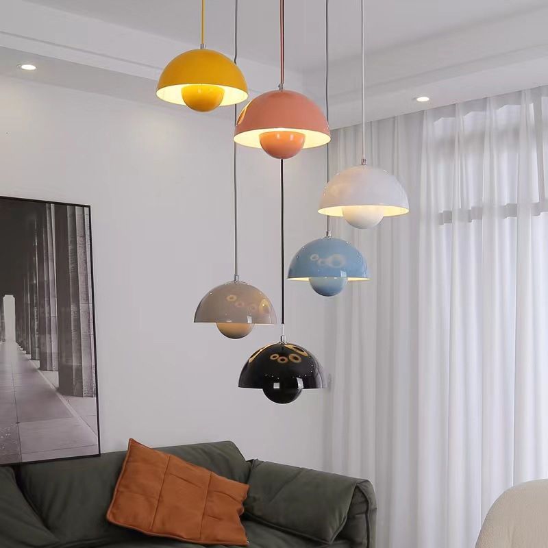 Nowoczesna lampa wisząca z unoszącym się kulistym blaskiem