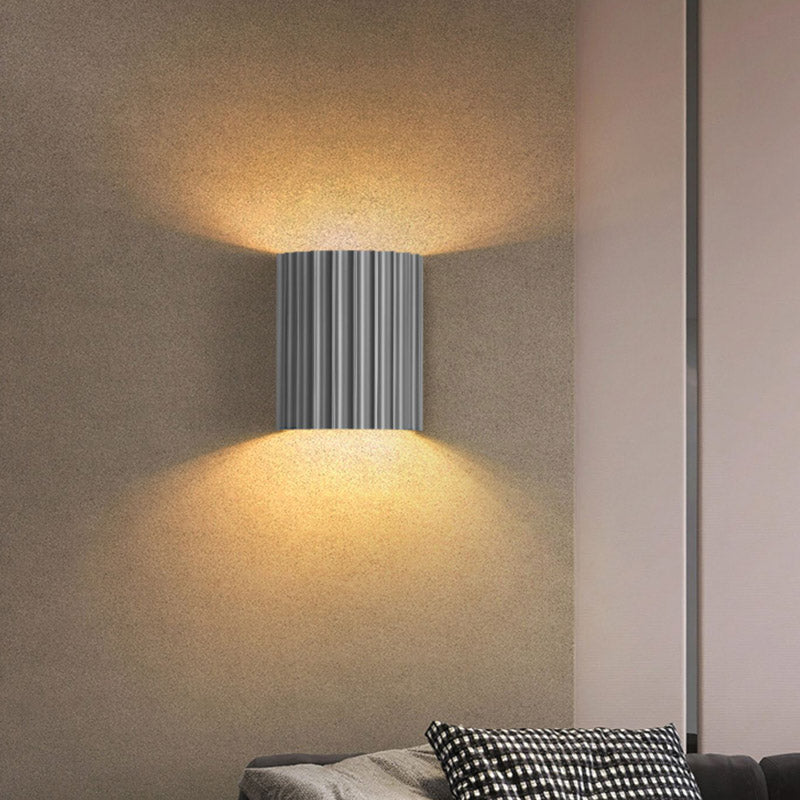 Elegancka okrągła lampa ścienna w delikatnych kolorach
