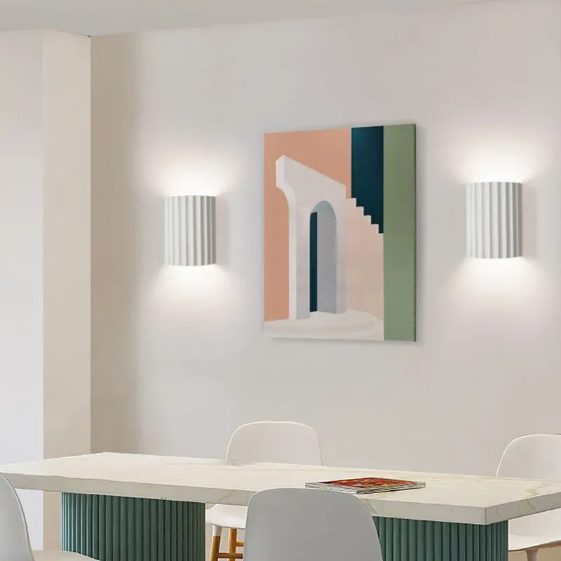 Elegancka okrągła lampa ścienna w delikatnych kolorach