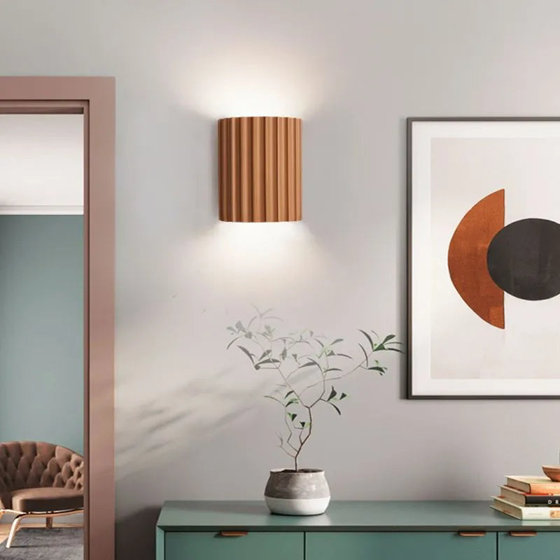 Elegancka okrągła lampa ścienna w delikatnych kolorach
