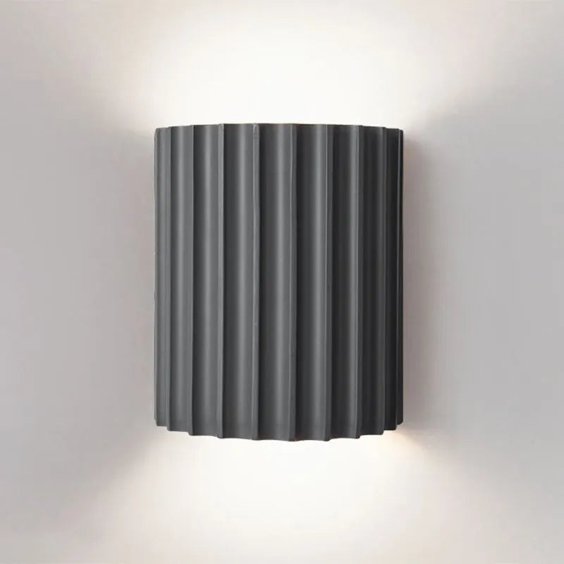 Elegancka okrągła lampa ścienna w delikatnych kolorach