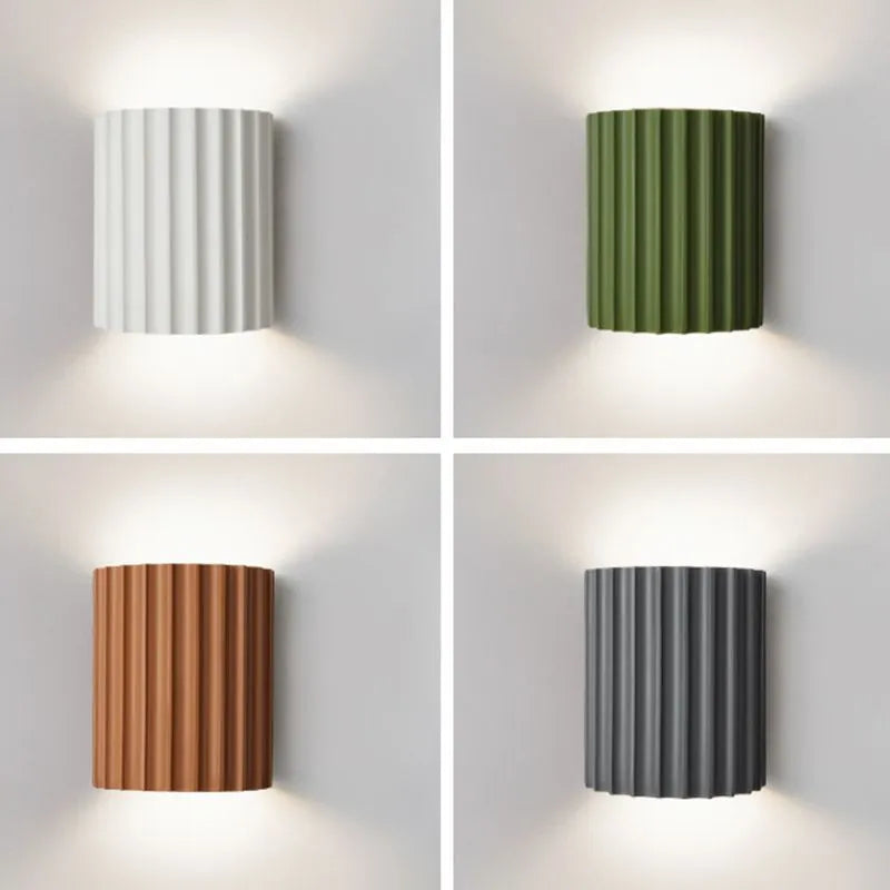 Elegancka okrągła lampa ścienna w delikatnych kolorach