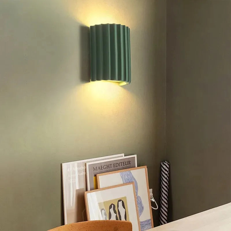 Elegancka okrągła lampa ścienna w delikatnych kolorach