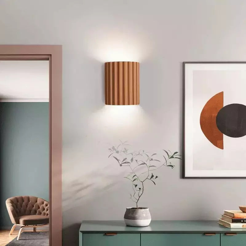 Elegancka okrągła lampa ścienna w delikatnych kolorach