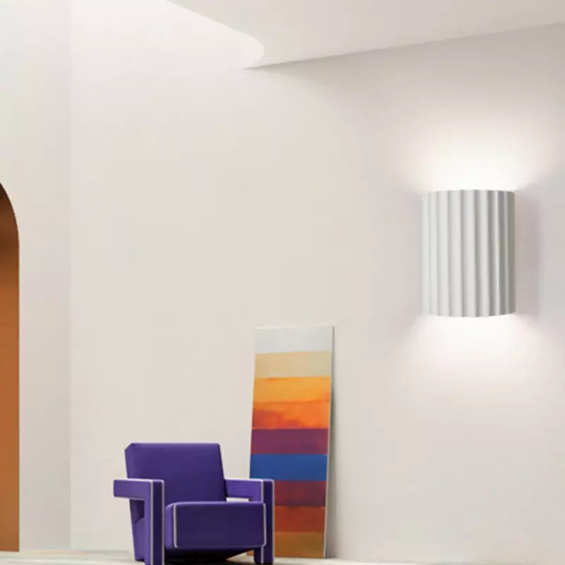 Elegancka okrągła lampa ścienna w delikatnych kolorach