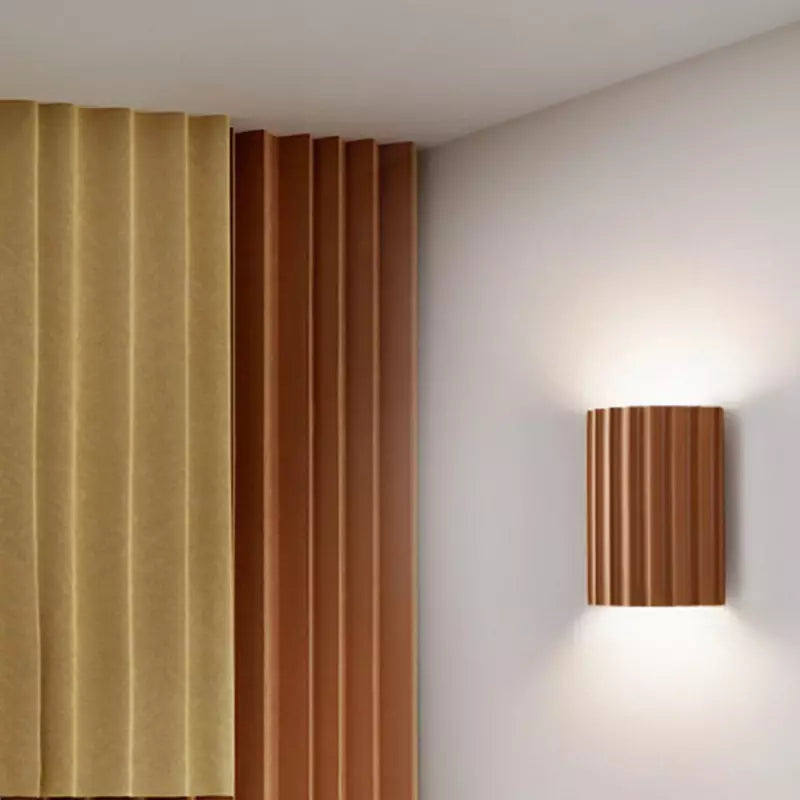 Elegancka okrągła lampa ścienna w delikatnych kolorach