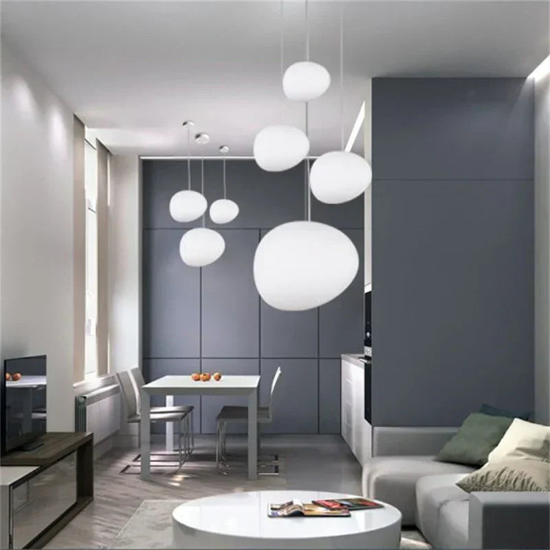 Jasna minimalistyczna lampa sufitowa do nowoczesnego domu