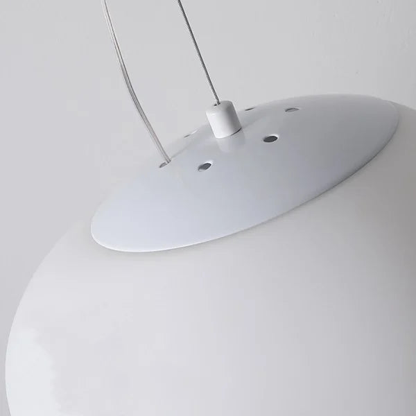 Jasna minimalistyczna lampa sufitowa do nowoczesnego domu