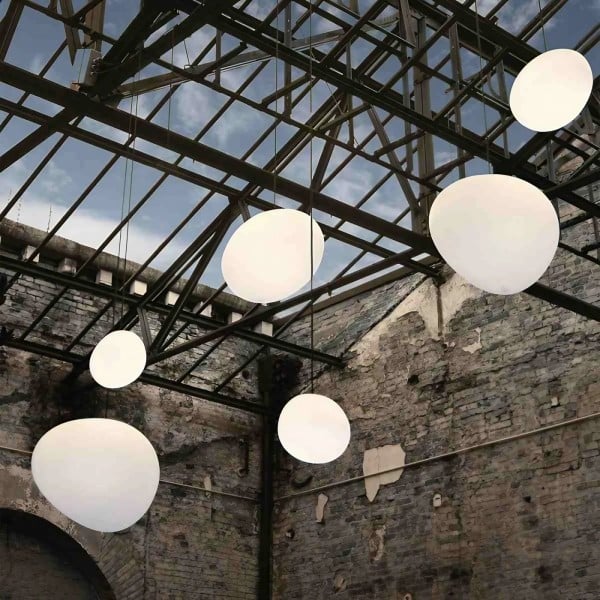Jasna minimalistyczna lampa sufitowa do nowoczesnego domu