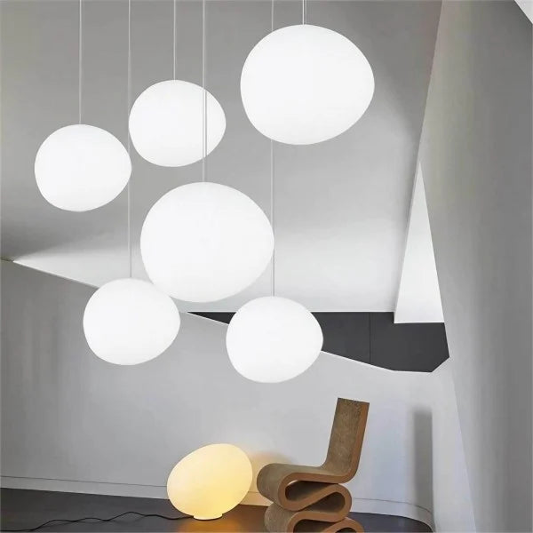 Jasna minimalistyczna lampa sufitowa do nowoczesnego domu