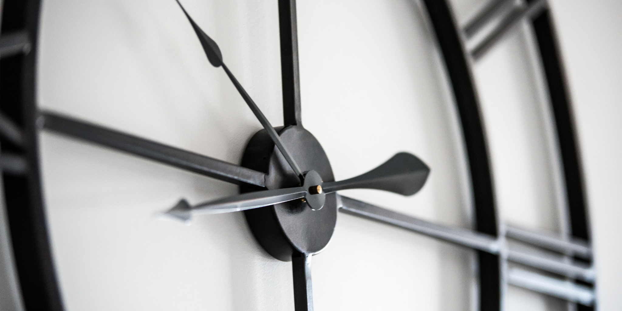 Zegary ścienne, które dodają stylu Twojemu domowi