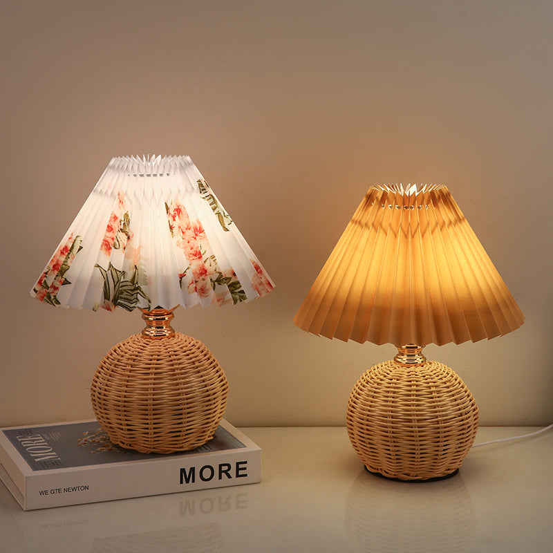 Lampada da tavolo LED base in rattan intrecciato paralume plissettato
