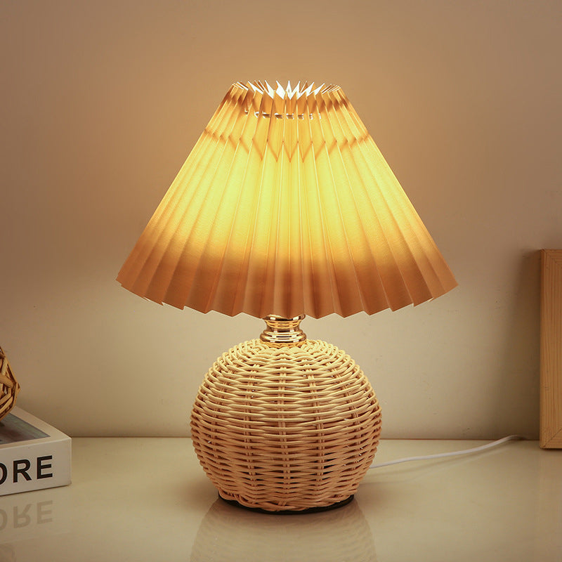 Lampada da tavolo LED base in rattan intrecciato paralume plissettato
