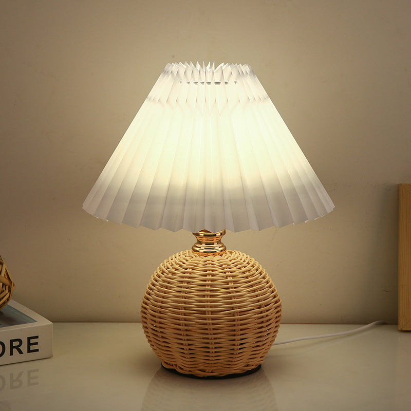 Lampada da tavolo in rattan intrecciato LED con paralume plissettato in tessuto