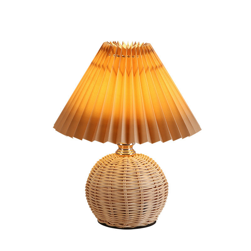 Lampada da tavolo LED base in rattan intrecciato paralume plissettato