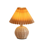 Lampada da tavolo LED base in rattan intrecciato paralume plissettato