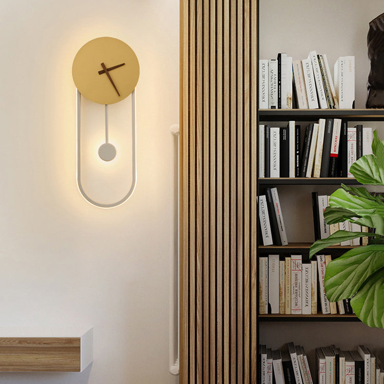 Skandynawska owalna lampa ścienna LED z motywem zegara