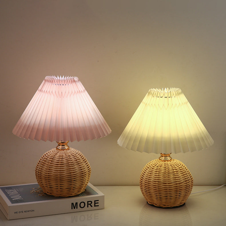 Lampada da tavolo in rattan intrecciato LED con paralume plissettato in tessuto