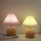 Lampada da tavolo LED base in rattan intrecciato paralume plissettato