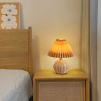 Lampada da tavolo LED base in rattan intrecciato paralume plissettato