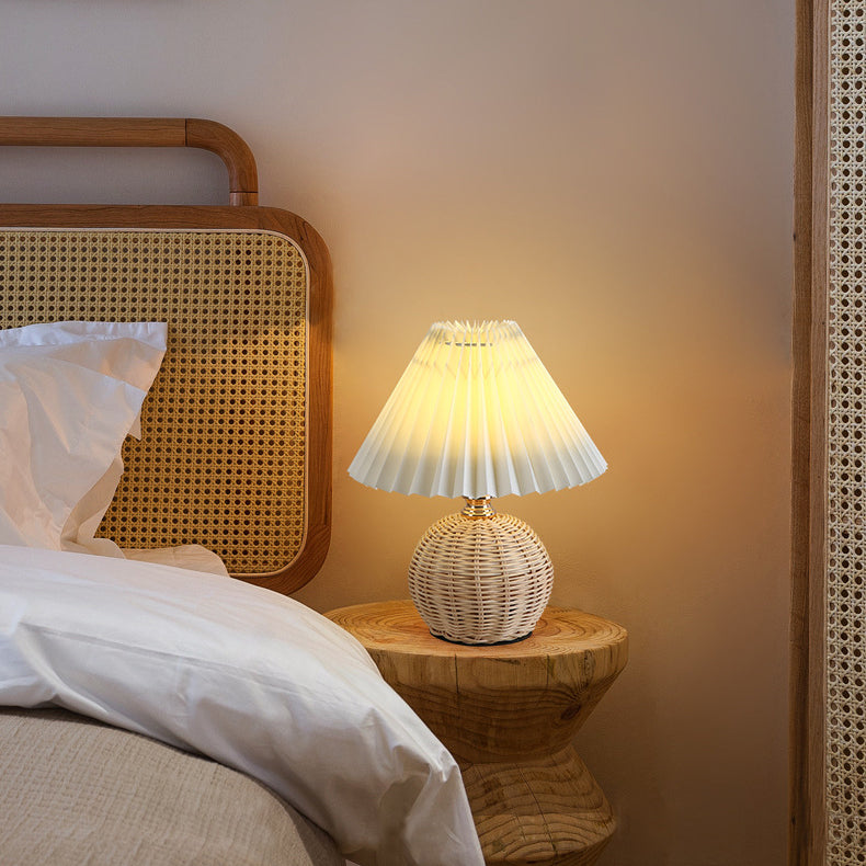 Lampada da tavolo LED base in rattan intrecciato paralume plissettato
