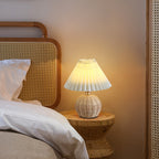 Lampada da tavolo in rattan intrecciato LED con paralume plissettato in tessuto