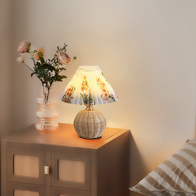 Lampada da tavolo in rattan intrecciato LED con paralume plissettato in tessuto