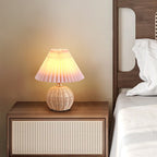 Lampada da tavolo LED base in rattan intrecciato paralume plissettato
