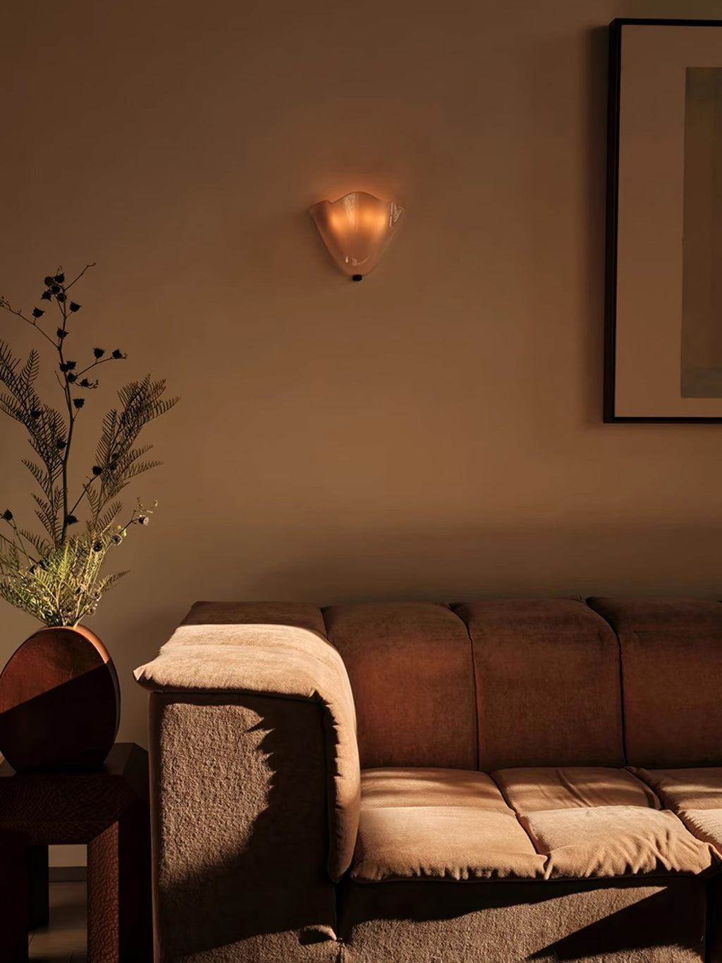 Zeitgenössische LED-Wandleuchte mit Blütenblatt-Design