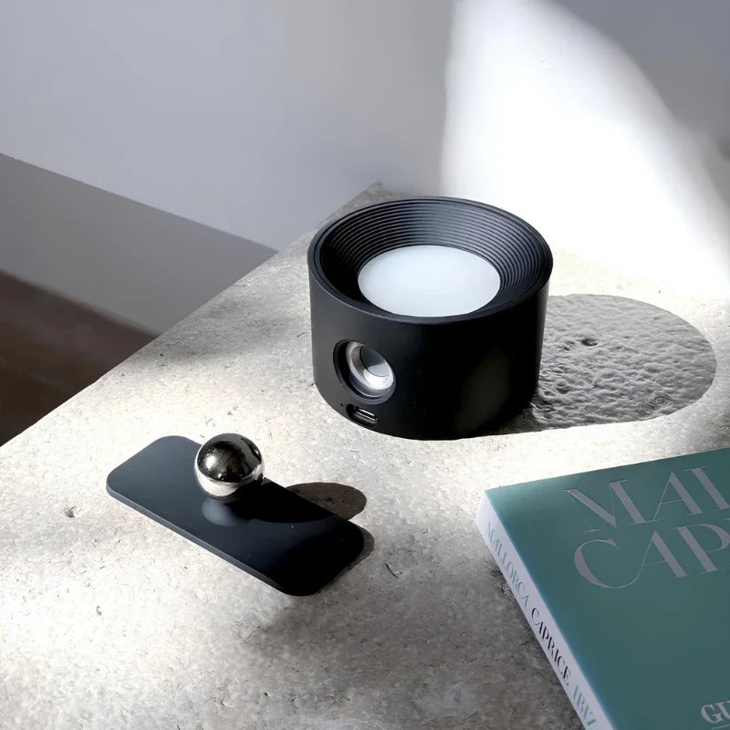 Minimalistyczna bezprzewodowa lampa ścienna z możliwością obrotu o 360°