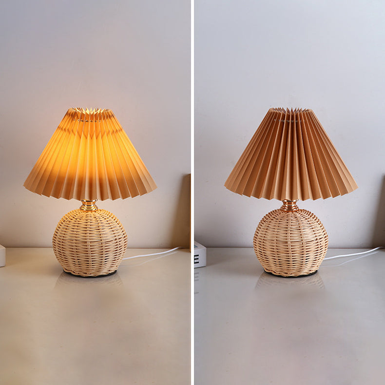 Lampada da tavolo in rattan intrecciato LED con paralume plissettato in tessuto