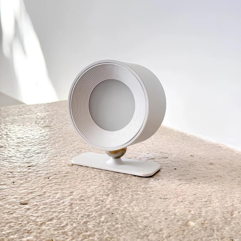 Minimalistyczna bezprzewodowa lampa ścienna z możliwością obrotu o 360°