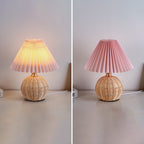 Lampada da tavolo LED base in rattan intrecciato paralume plissettato