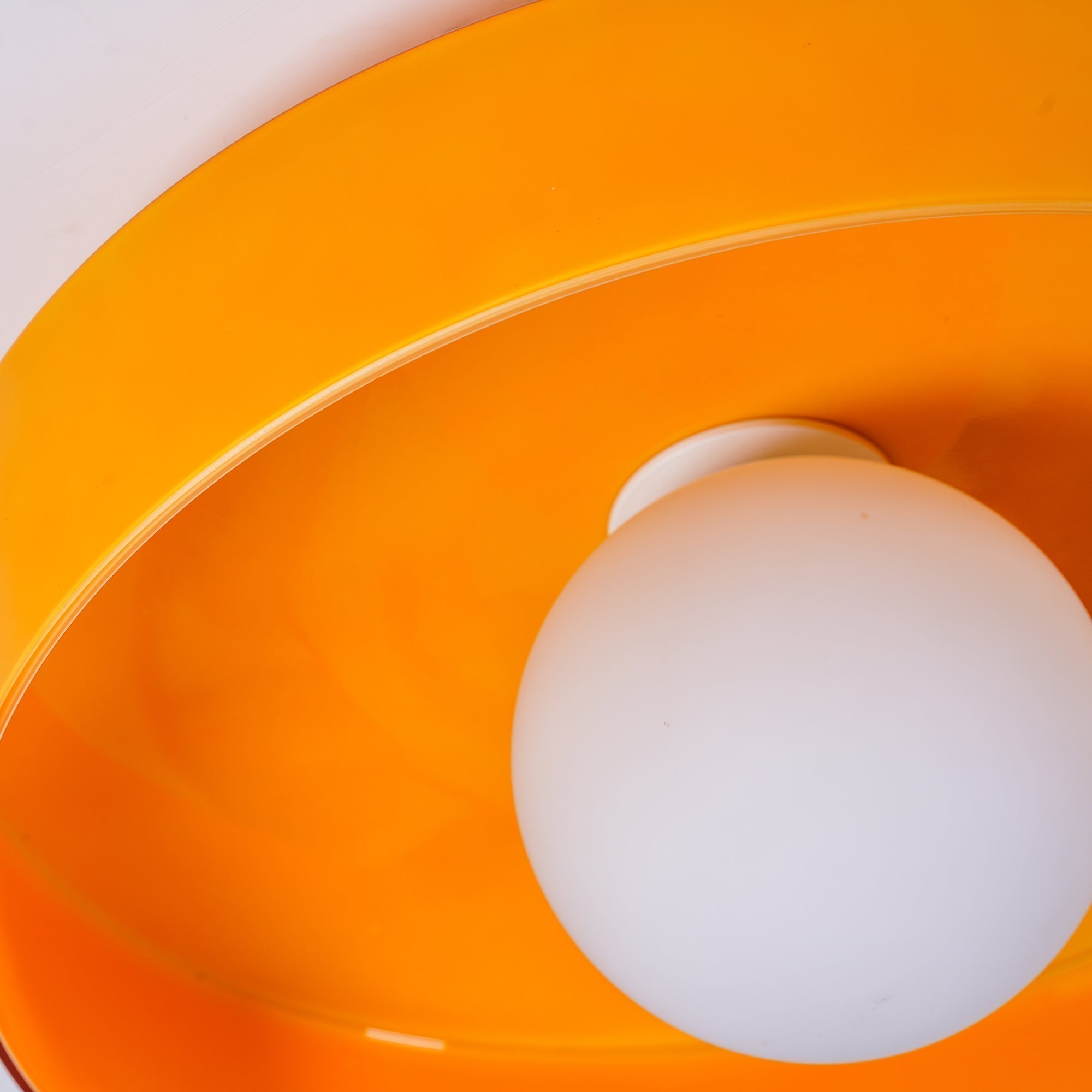 Minimalistyczna lampa wisząca z delikatnym światłem