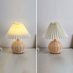Lampada da tavolo in rattan intrecciato LED con paralume plissettato in tessuto