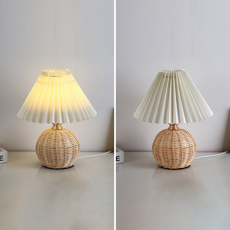 Lampada da tavolo in rattan intrecciato LED con paralume plissettato in tessuto