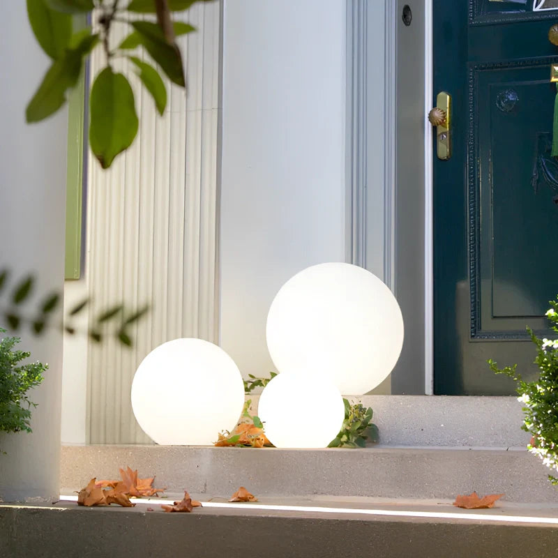 Lampa zewnętrzna LED Globe z pilotem i opcją zasilania energią słoneczną