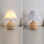 Lampada da tavolo in rattan intrecciato LED con paralume plissettato in tessuto