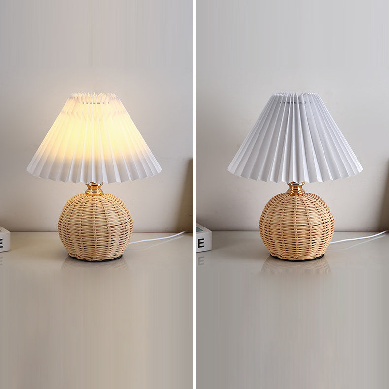 Lampada da tavolo LED base in rattan intrecciato paralume plissettato