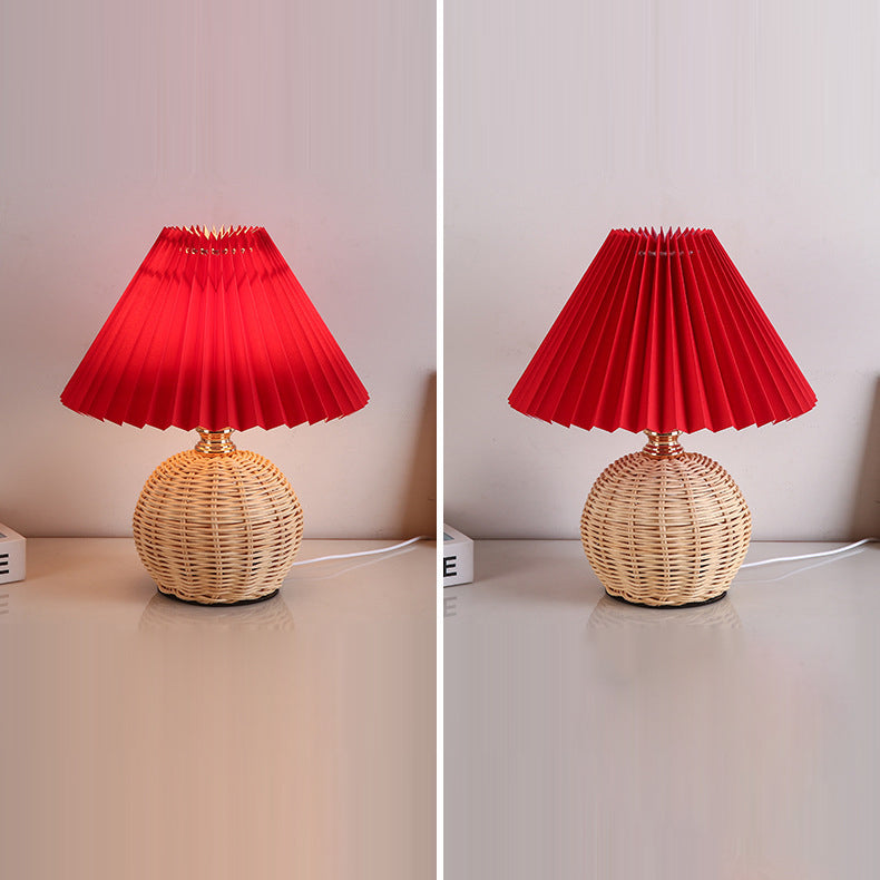 Lampada da tavolo LED base in rattan intrecciato paralume plissettato