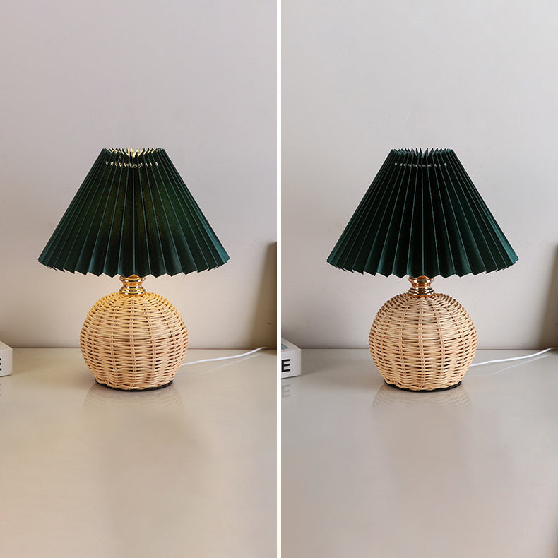 Lampada da tavolo in rattan intrecciato LED con paralume plissettato in tessuto