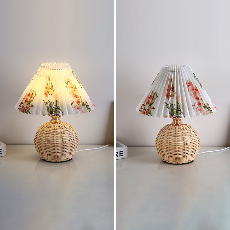 Lampada da tavolo LED base in rattan intrecciato paralume plissettato