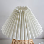 Lampada da tavolo LED base in rattan intrecciato paralume plissettato