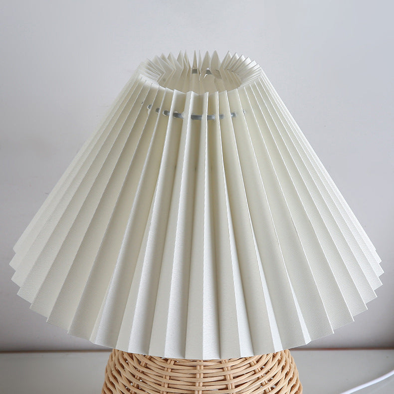 Lampada da tavolo in rattan intrecciato LED con paralume plissettato in tessuto
