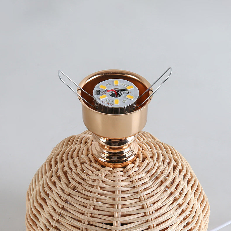 Lampada da tavolo in rattan intrecciato LED con paralume plissettato in tessuto