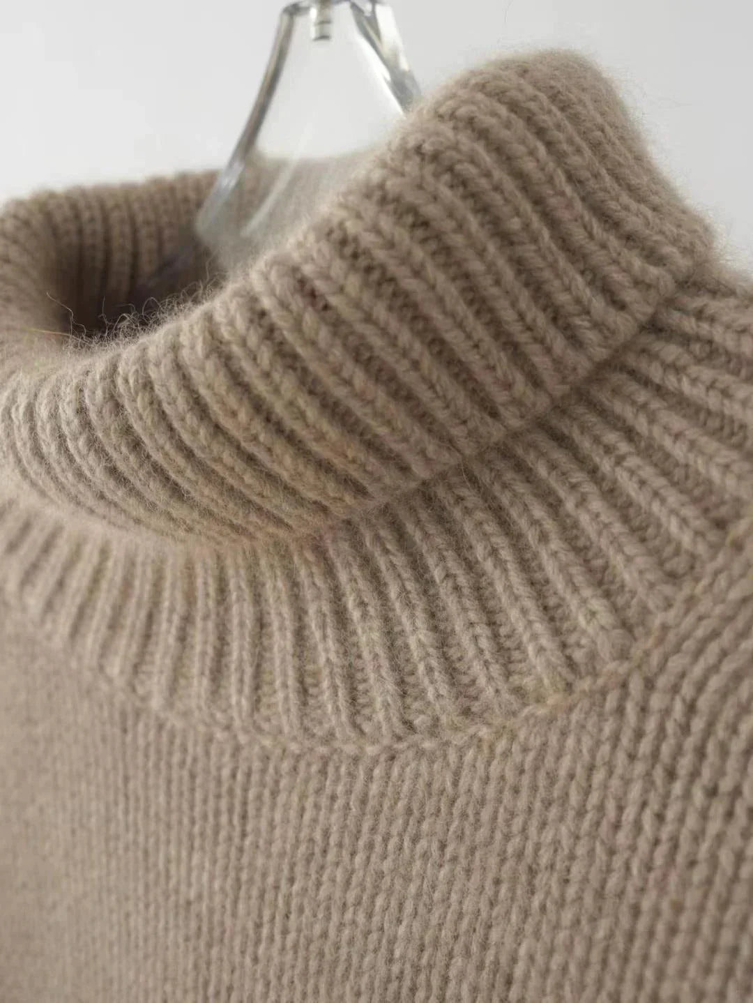 Damski miękki sweter z golfem