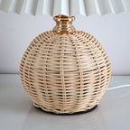 Lampada da tavolo LED base in rattan intrecciato paralume plissettato