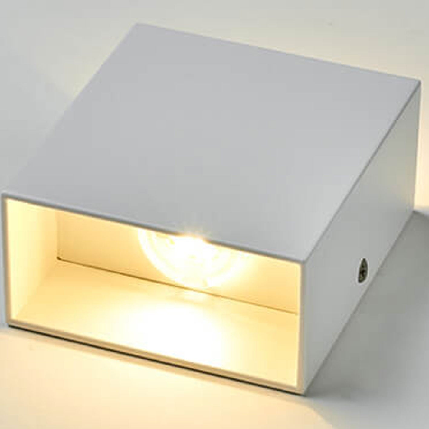 Inteligentne Oświetlenie Zewnętrzne Lampa LED z Czujnikiem Ruchu